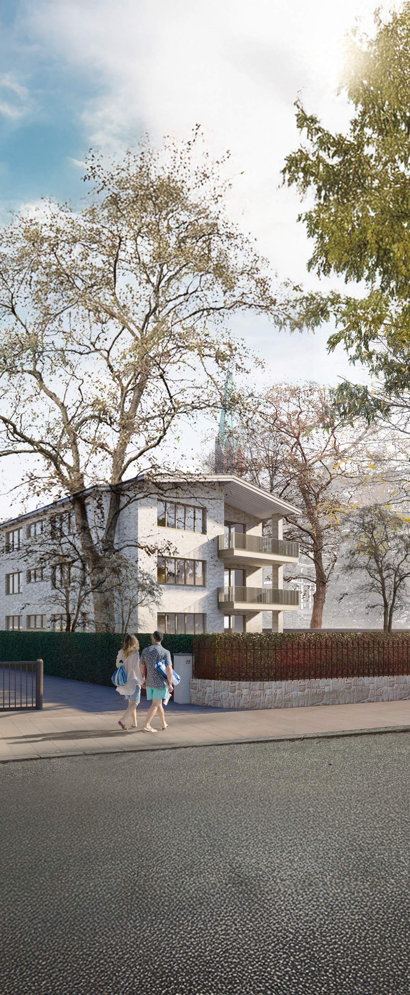 Mehrstöckiges Wohnhaus mit Balkonen, umgeben von Bäumen und Hecken, Einfahrt mit Tor und Straße im Vordergrund